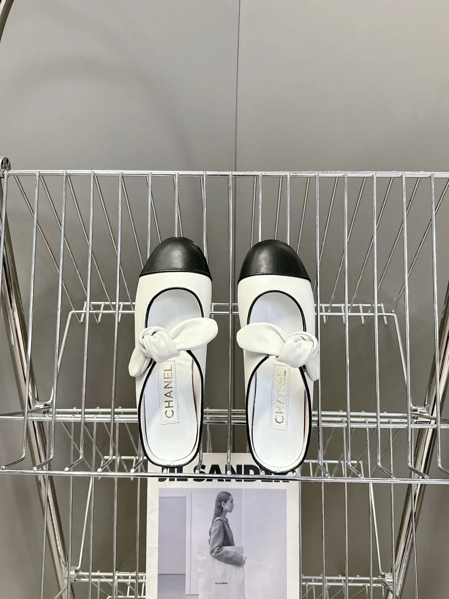 👟👟Ex-factory price 540👟👟 CHANEL Chanel Bow Elastic Strap Flat Shoes Bow Mary Jane shoes are so popular at first sight that you can wear them freely according to the weather changes! Put on socks to instantly transform into cute shoes for spring and summer! Transform into a magical princess in seconds 👸The upper is made of mixed sheepskin and tiptoe silk sheepskin. The foot feels super comfortable. The leather is very soft and skin-friendly. The genuine leather outsole imported from Italy Size: 35-41 (40 41 customized)